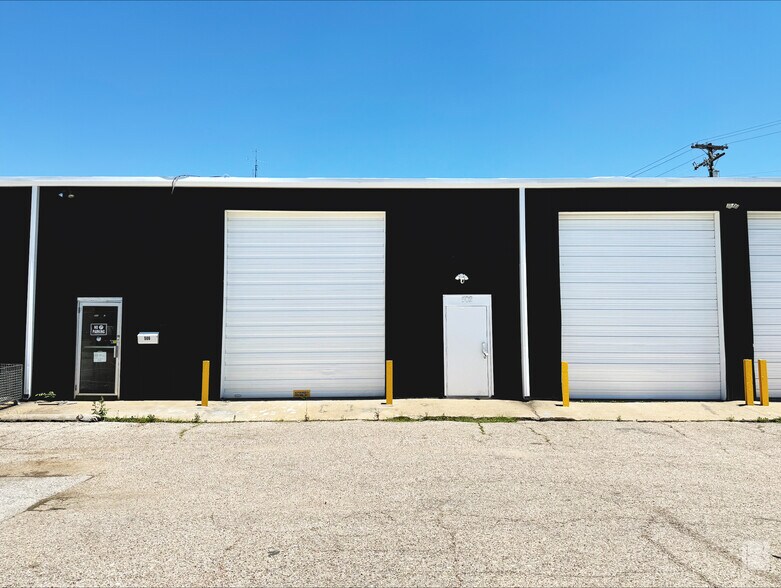 More Photos Of 600-622 N Main St, Irving Warehouse For Lease