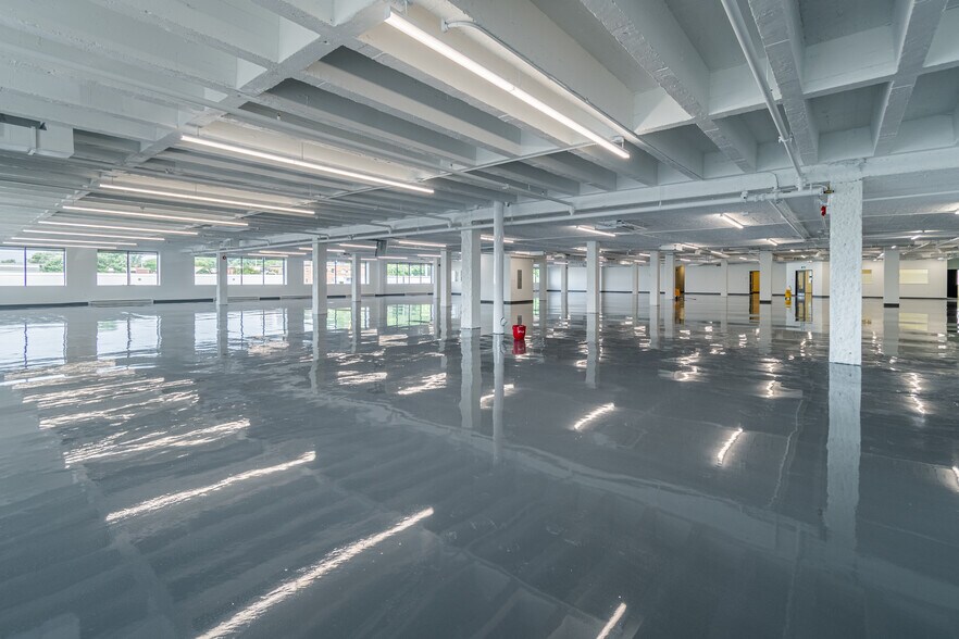 More Photos Of 875 Boul Charest O, Québec Office For Sale