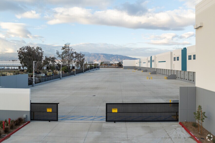More Photos Of 14874 Santa Ana Ave, Fontana Distribution For Lease