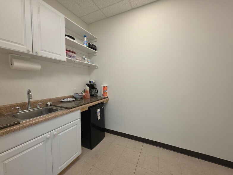 More Photos Of 39 Persimmon St, Bluffton Flex For Lease