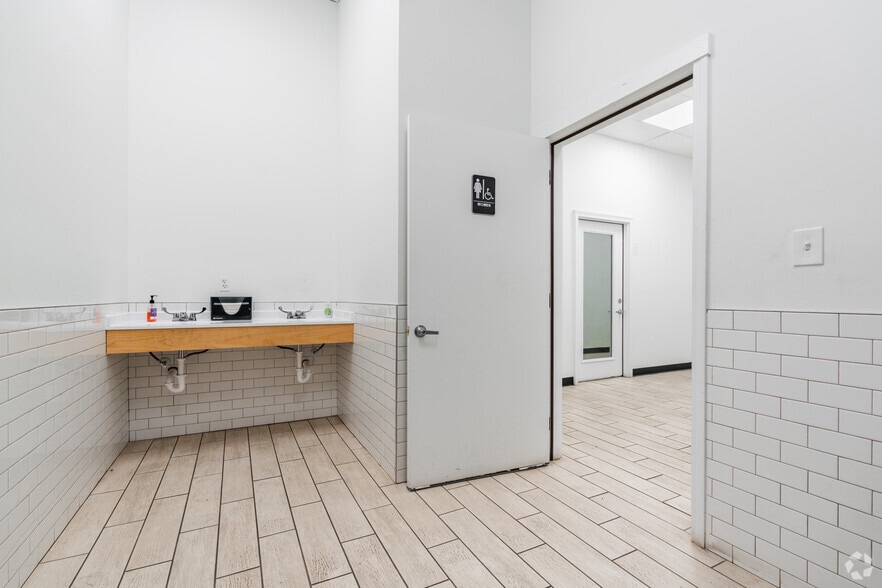 More Photos Of 4244-4944 Poplar Level Rd, Louisville Unknown For Lease