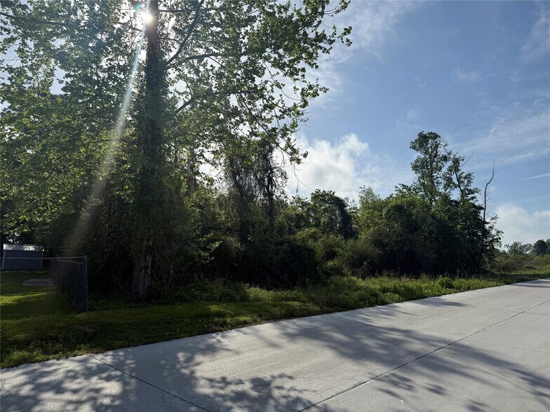 More Photos Of 2211 Waco St, Dayton Land For Sale