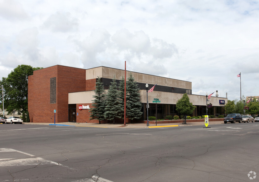 Primary Photo Of 211 E Howard St, Hibbing Bank For Lease