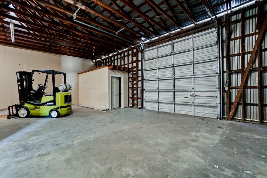 More Photos Of 6152 15th St E, Bradenton Warehouse For Lease