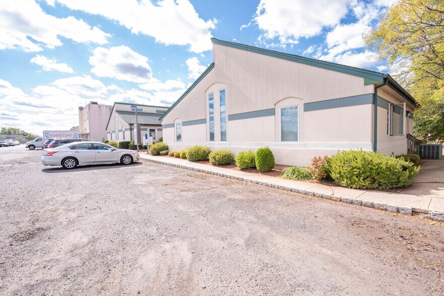 More Photos Of 17-19 S Main St, Manville Loft Creative Space For Lease