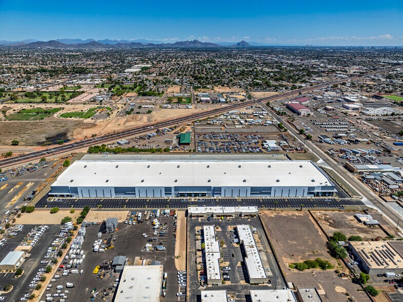 More Photos Of 6550 W Orangewood Ave, Glendale Warehouse For Lease