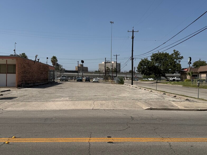 More Photos Of 420 Baltimore Ave, San Antonio Office For Sale