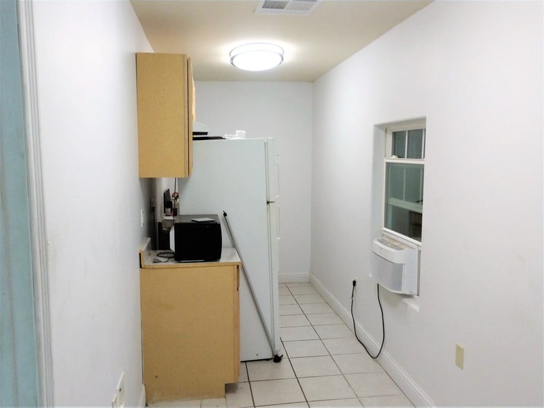 More Photos Of 8709 Irvington Blvd, Houston Warehouse For Sale