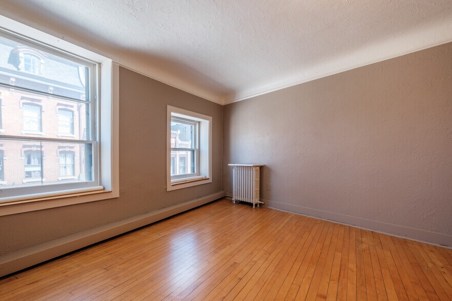 More Photos Of 155-159 Wellington St, Kingston Storefront Retail Residential For Lease