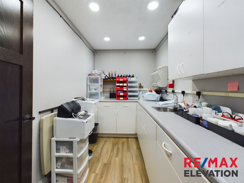 More Photos Of 915 W Fetterman St, Buffalo Office For Sale