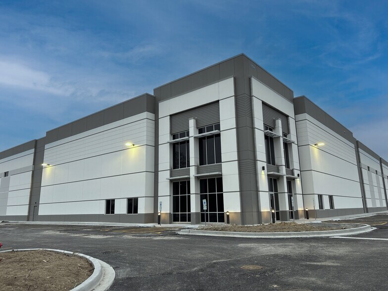 Primary Photo Of 17524 Bluff Rd, Woodridge Distribution For Lease