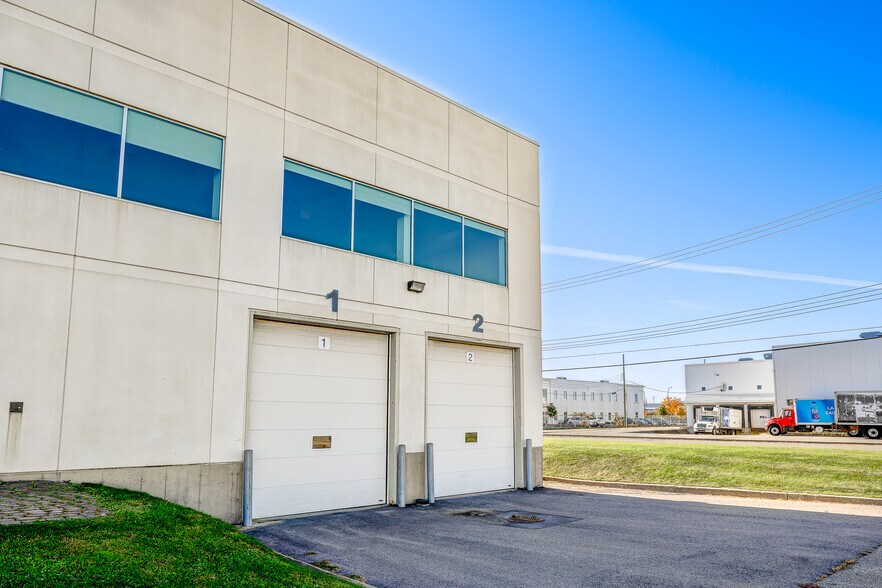 More Photos Of 9393 Boul Métropolitain E, Montréal Warehouse For Lease