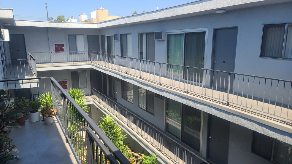 More Photos Of 725 N Sweetzer Ave, Los Angeles Apartments For Sale