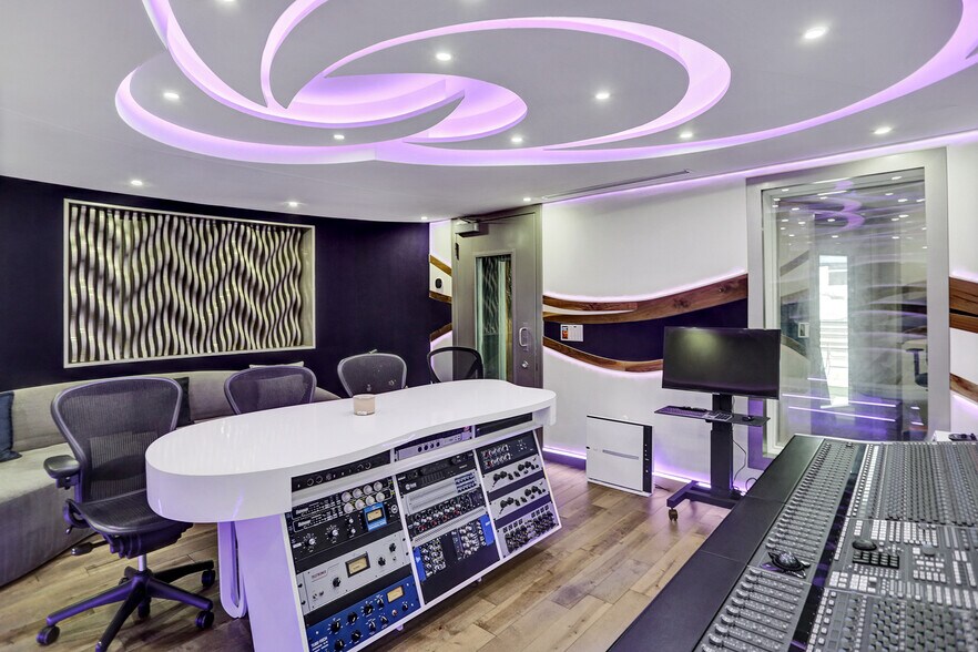 More Photos Of 430 Ne 121st St, Biscayne Park Movie Radio TVStudio For Sale