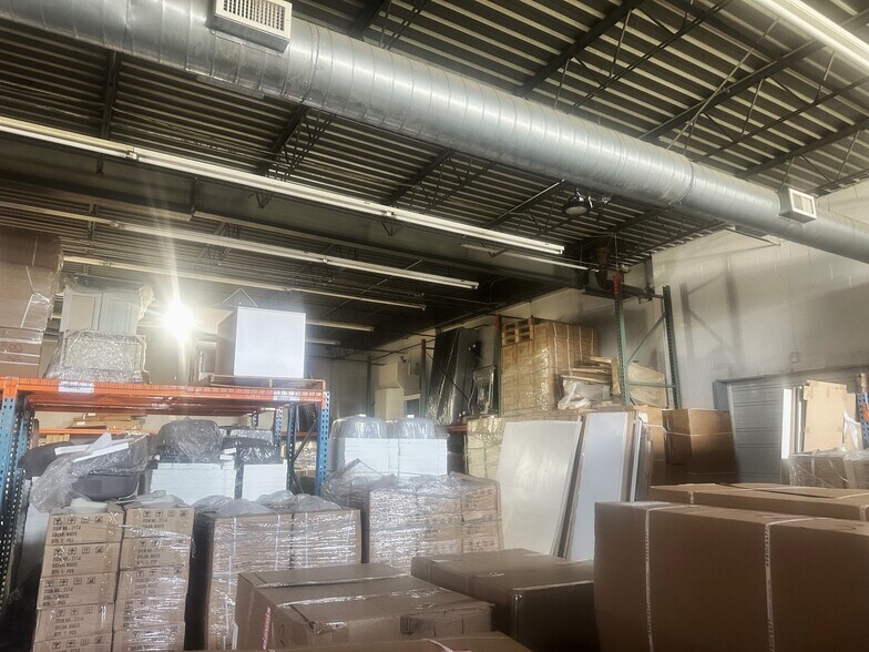 More Photos Of 1401 Busse Rd, Elk Grove Village Showroom For Lease