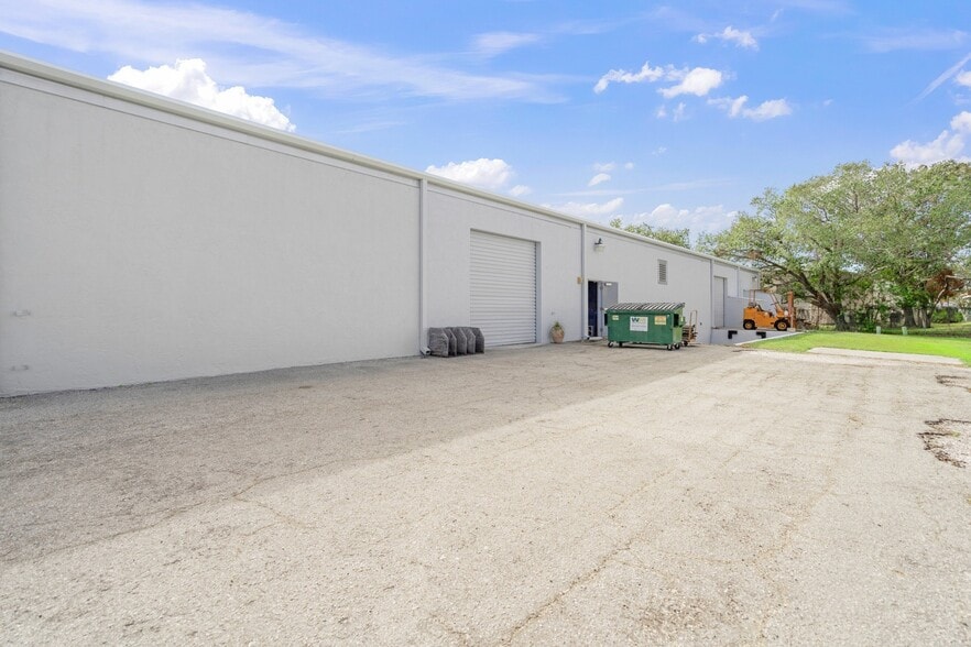 More Photos Of 4540 Northgate Ct, Sarasota Warehouse For Sale