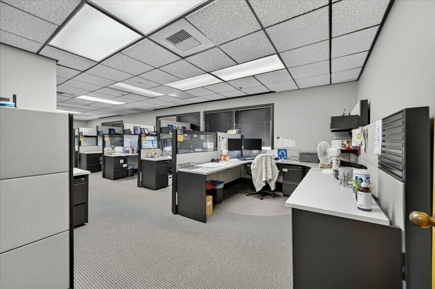 More Photos Of 2600 W Shaw Ln, Fresno Office For Sale