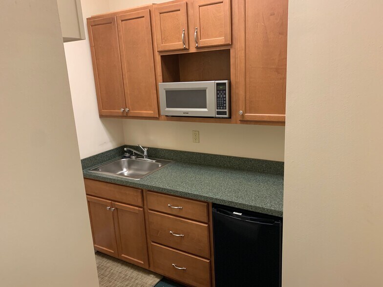 More Photos Of 1935 Commerce Ln, Jupiter Office For Lease