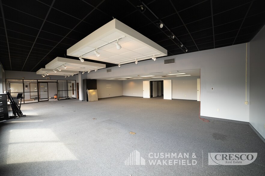 More Photos Of 6599 Granger Rd, Independence Warehouse For Lease