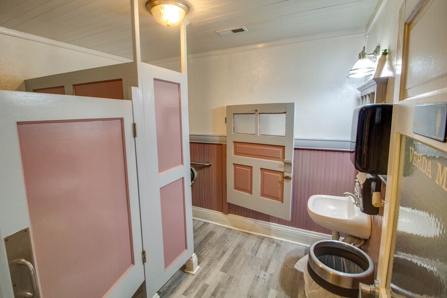 More Photos Of 223 N Pearl St, Waverly Restaurant For Sale