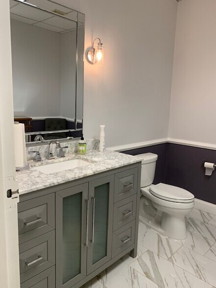 More Photos Of 48 King St, Roswell Freestanding For Lease