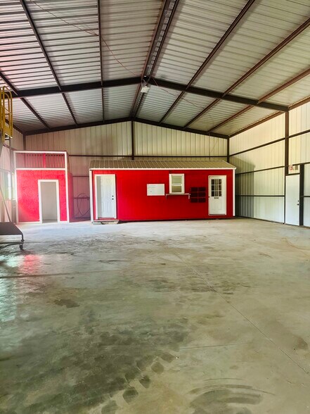 More Photos Of 12500 US-183 Hwy, Luling Warehouse For Lease