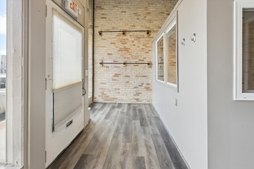 More Photos Of 1017 Washington Ave, Bay City Storefront Retail Residential For Sale