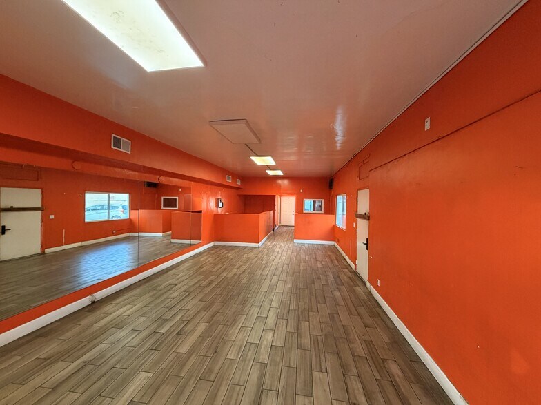 More Photos Of 333 W 17th St, Santa Ana Freestanding For Lease