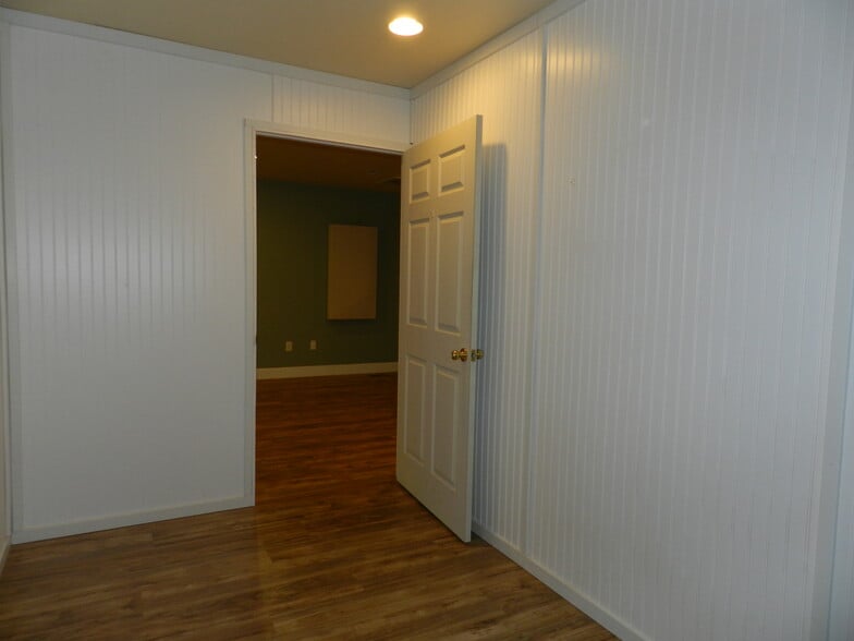 More Photos Of 1541 Ogden Rd, Montrose Medical For Lease