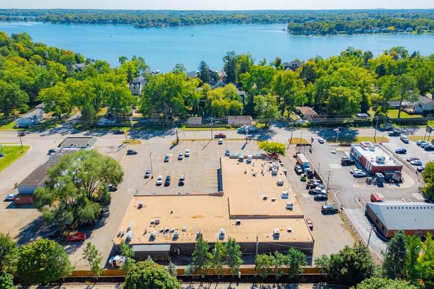 More Photos Of 1110-1126 N Pontiac Trail, Walled Lake Freestanding For Lease