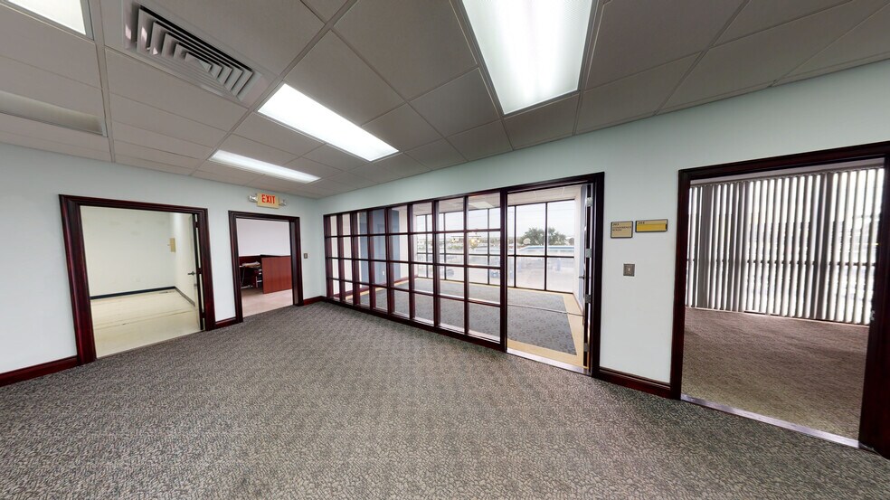More Photos Of 2700 NW 36th St, Miami Office Residential For Lease