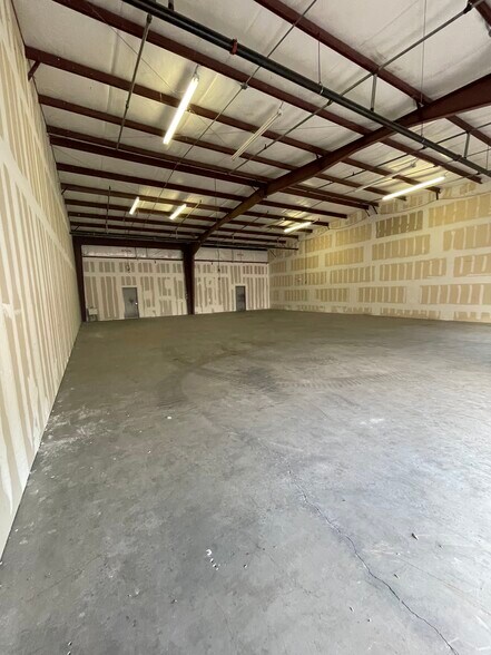 More Photos Of 6618-6628 26th Ct E, Sarasota Warehouse For Lease