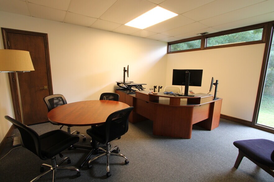 More Photos Of 3045 S Meridian St, Indianapolis Office For Sale