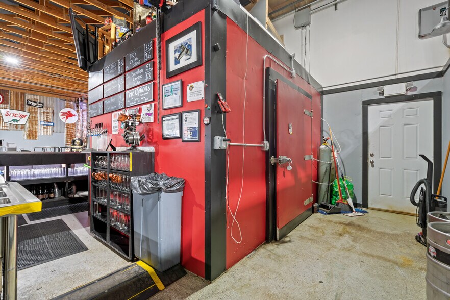 More Photos Of 2425 25th St SE, Salem General Retail For Sale