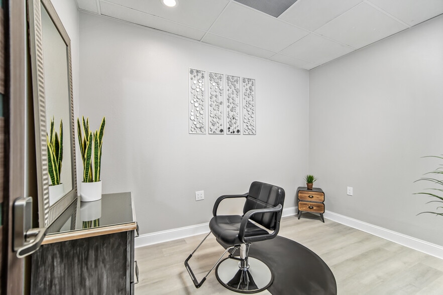 More Photos Of 5404 Hoover Blvd, Tampa Medical For Sale