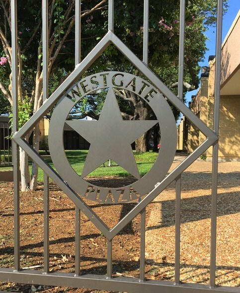 More Photos Of 2000 E Randol Mill Rd, Arlington Light Distribution For Lease