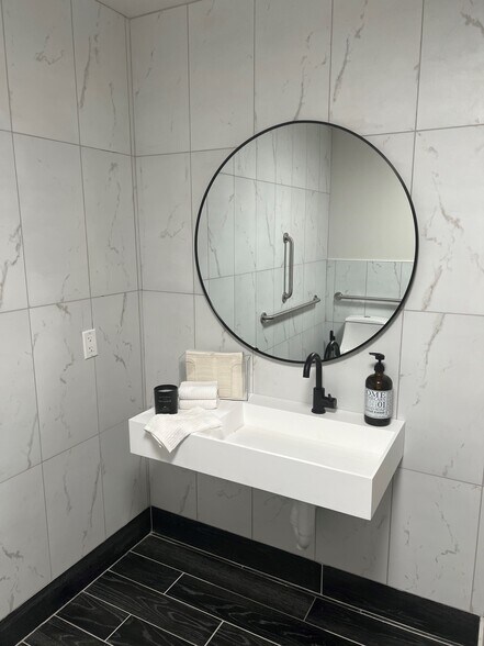 More Photos Of 8949 N Deerbrook Trl, Brown Deer Flex For Lease