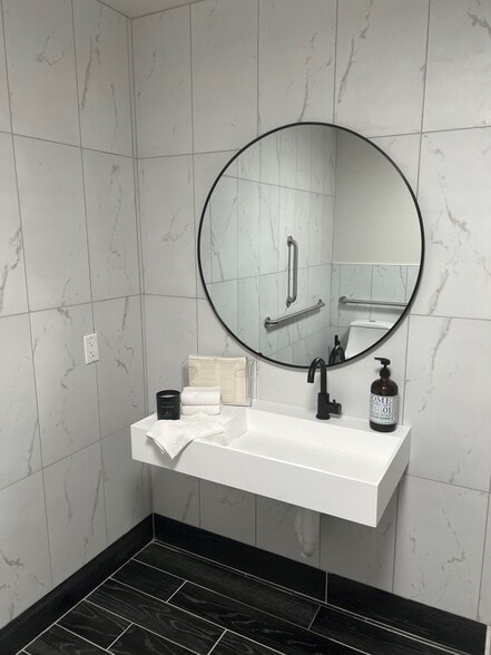 More Photos Of 8949 N Deerbrook Trl, Brown Deer Flex For Lease