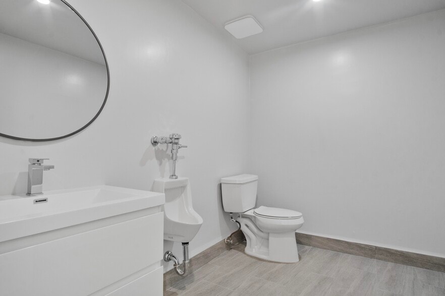 More Photos Of 3099 N Lima St, Burbank Flex For Lease