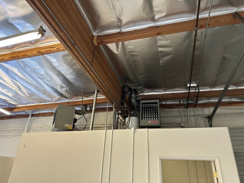 More Photos Of 15204 Stagg St, Van Nuys Distribution For Lease