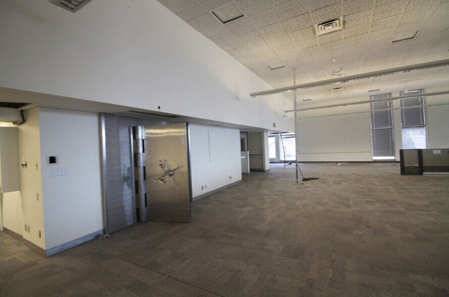 More Photos Of 702 3rd Ave S, Lethbridge Office For Lease