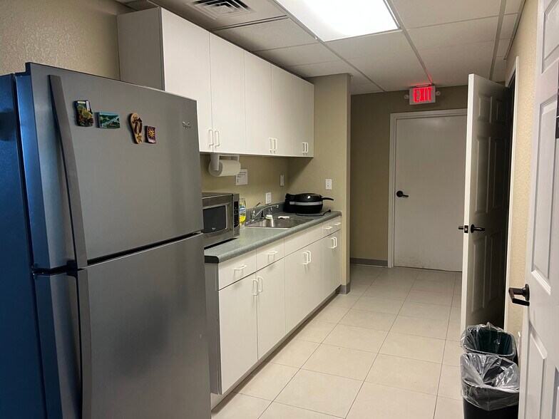 More Photos Of 4002 W State St, Tampa Warehouse For Lease