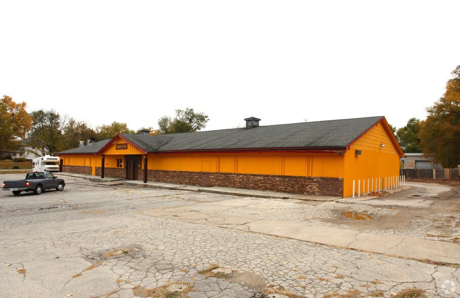 More Photos Of 4500 NW 6th Dr, Des Moines Bar For Sale