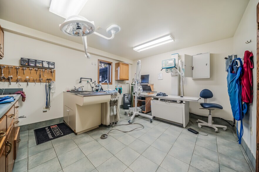 More Photos Of 645 Hawthorne Dr, Omro Veterinarian Kennel For Sale