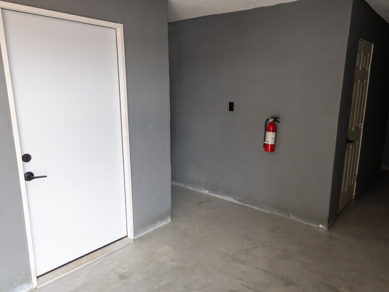 More Photos Of 16526 Market St, Channelview Showroom For Sale