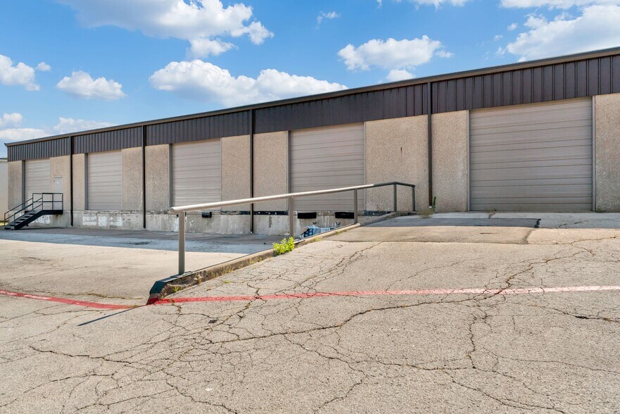More Photos Of 801 Secretary Dr, Arlington Warehouse For Lease