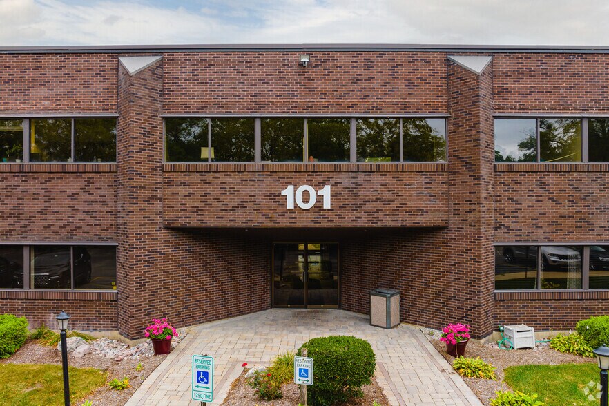 More Photos Of 101 N Virginia St, Crystal Lake Medical For Lease