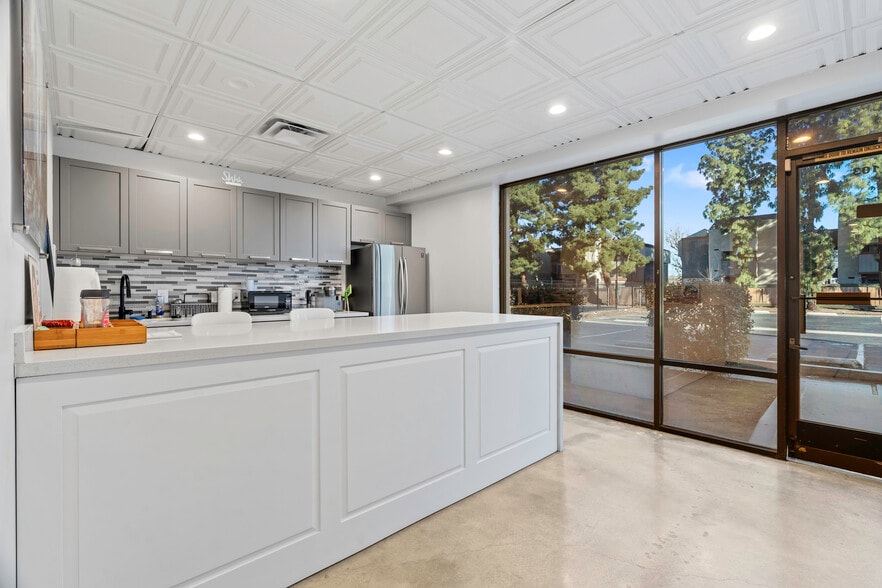 More Photos Of 4600 W American Ave, Bakersfield Office For Sale