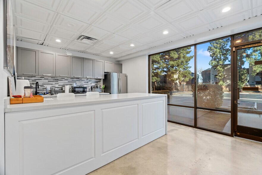 More Photos Of 4600 W American Ave, Bakersfield Office For Sale