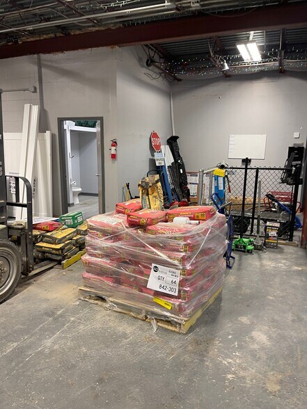 More Photos Of 900 Creekside Rd, Chattanooga Light Distribution For Sale